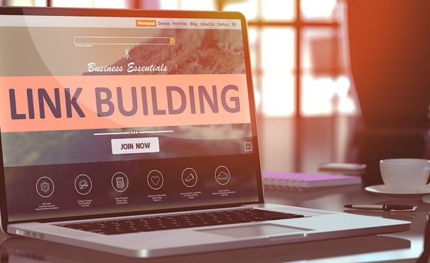 a laptop that displays a graphic that demonstrates the importance of linkbuilding and how it helps with SEO