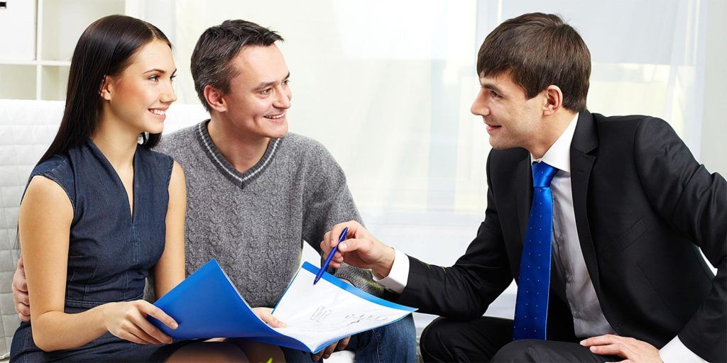 an insurance agent speaking to insurance leads he found with the help of digital marketing
