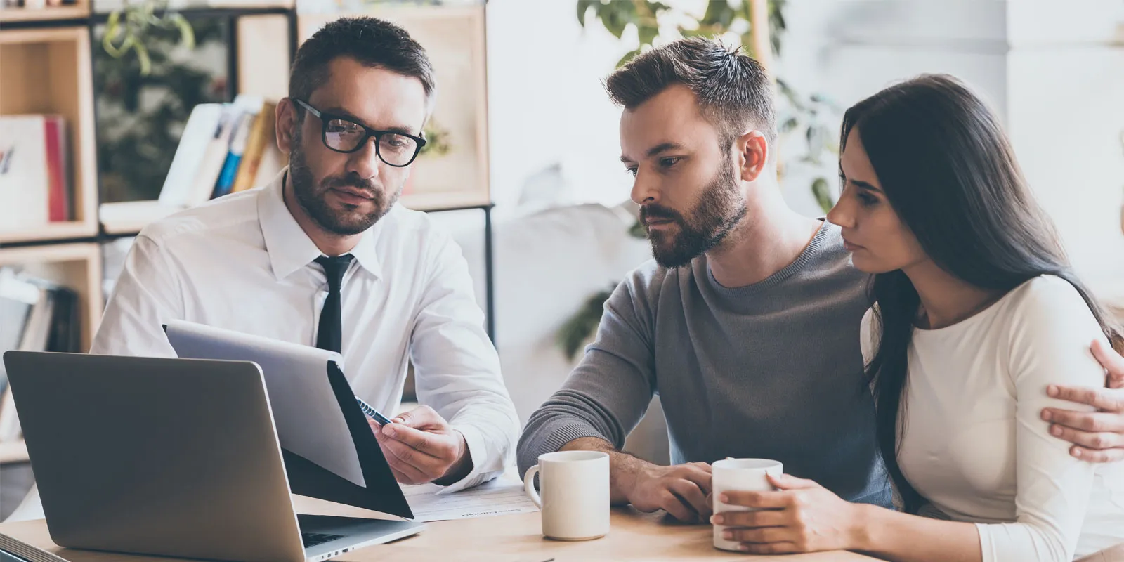 a couple discussing insurance with an agent they discovered through good SEO