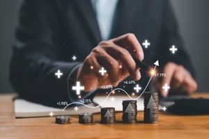  fractional marketing businessman calculating income and return on investment