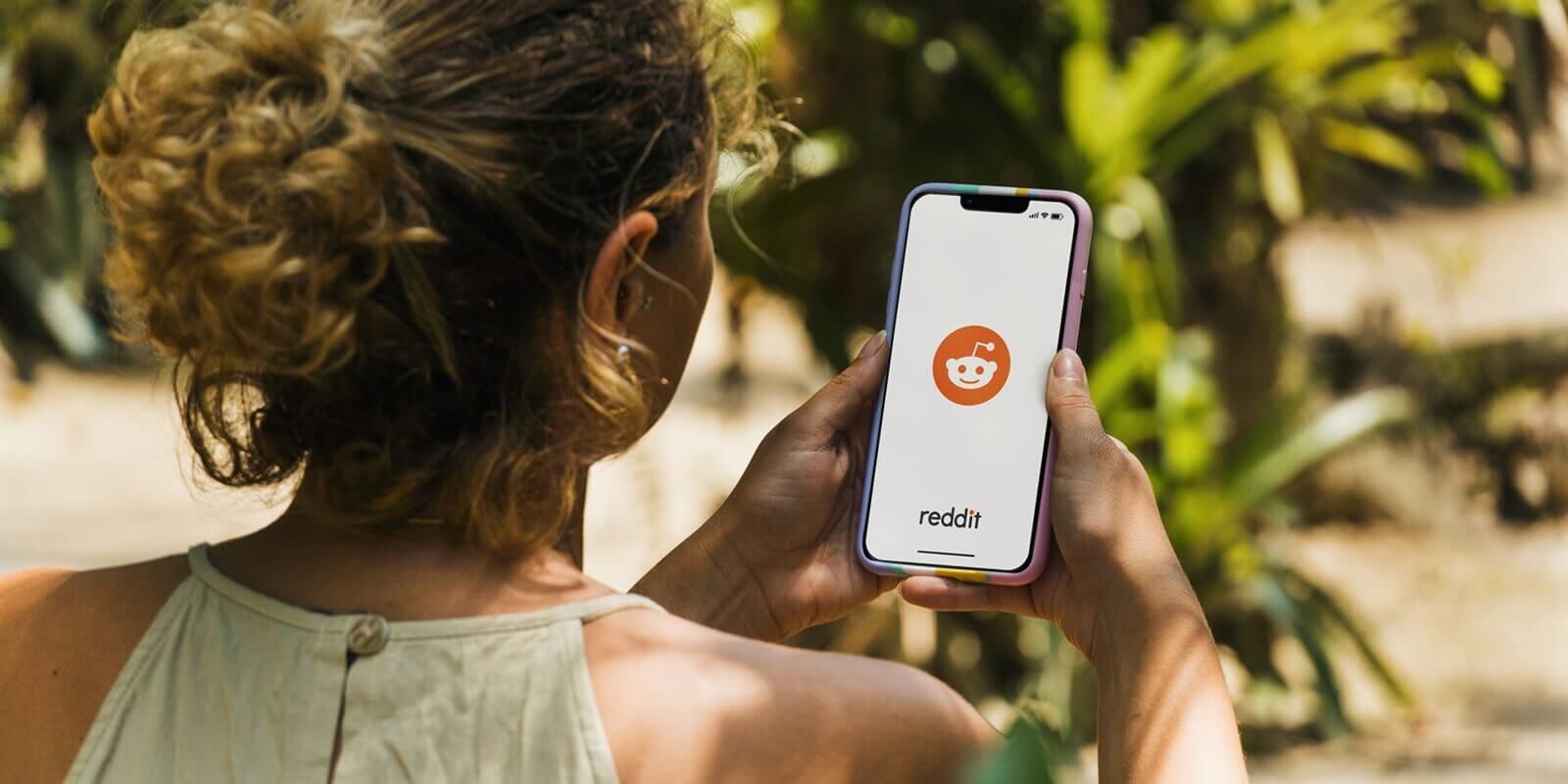 Someone Using Reddit How To Use Reddit For Marketing | 321 Web Marketing
